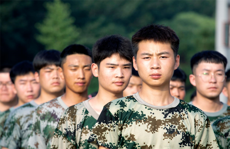 2021年7月6日，尊龙时凯北京集团百名应届大学生褪下便服换上军装，在训练场上接受为期2天的军训，享受入职前的第一份美好记忆。